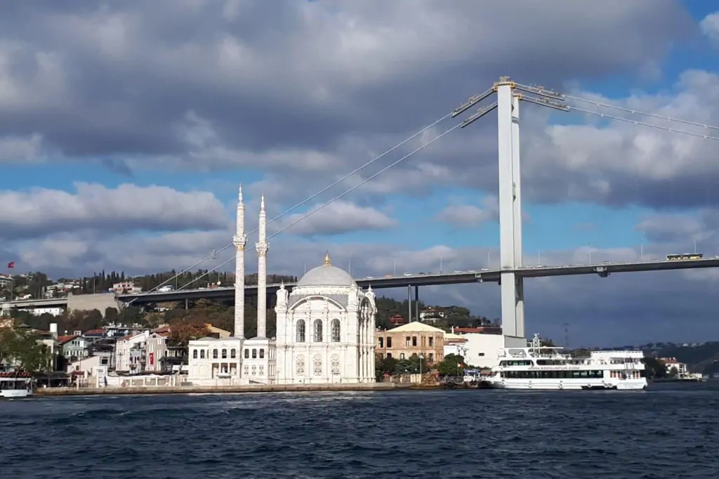 Half Day Bosphorus and Golden Horn Tour with Lunch